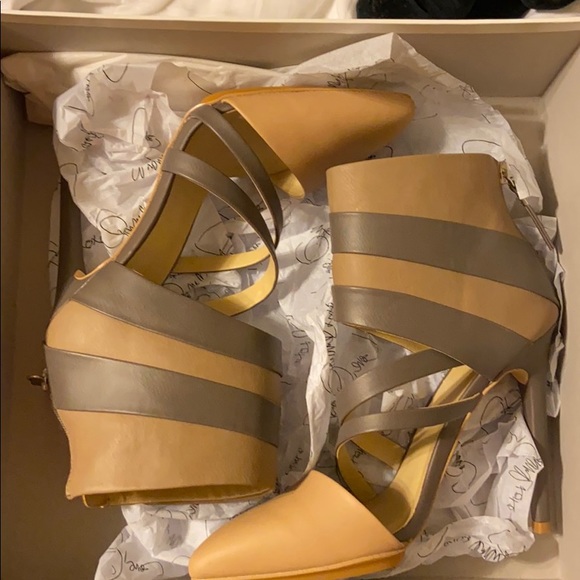 GX by Gwen Stefani Shoes - Cute never worn two tone tan pumps 👠